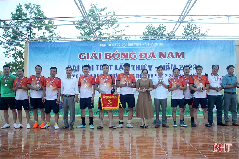 Giải Bóng đá nam xã Thạch Hạ thu hút 11 đội tham dự 