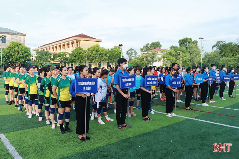 Đầy ắp tiếng cười tại giải bóng đá nữ huyện Cẩm Xuyên