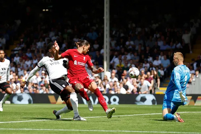 Liverpool chật vật chia điểm với Fulham ngày mở màn Premier League