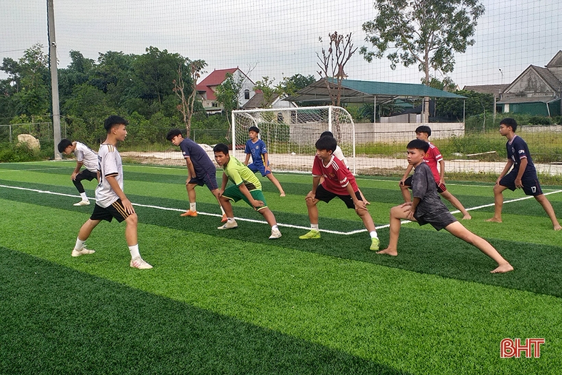 Thầy giáo ở phố núi Hương Sơn dành cả mùa hè dạy bóng đá miễn phí cho học sinh