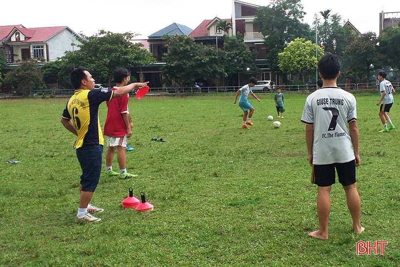 Thầy giáo ở phố núi Hương Sơn dành cả mùa hè dạy bóng đá miễn phí cho học sinh