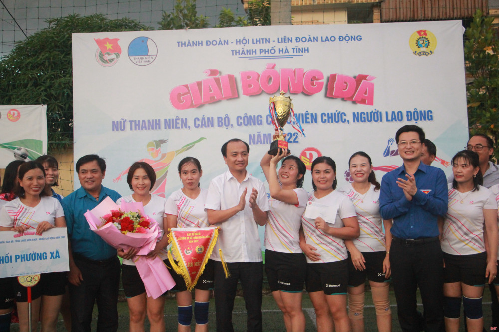 Đội liên quân phường xã vô địch Giải Bóng đá nữ TP Hà Tĩnh 